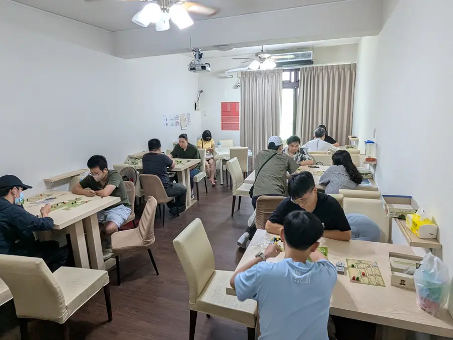 烏嘎嘎桌遊3樓的大桌椅空間，多桌客人同時遊玩
