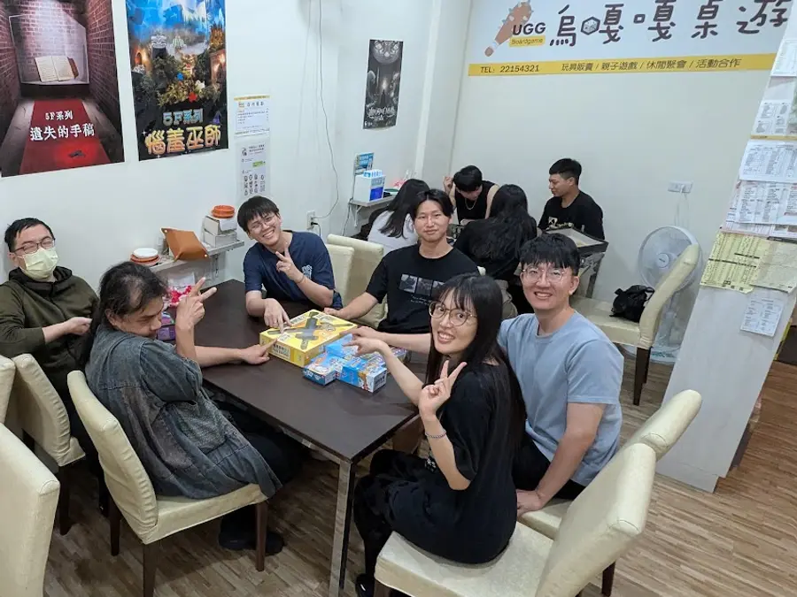 一桌客人在烏嘎嘎桌遊店內一起玩桌遊