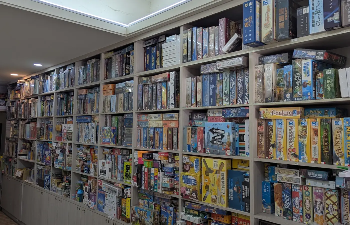 烏嘎嘎桌遊店內整排開盒桌遊的桌遊牆走道